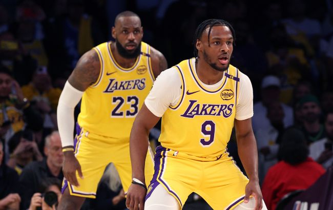 НБА такого еще не видела: Леброн Джеймс и его сын Бронни создали уникальный момент в истории лиги (видео)