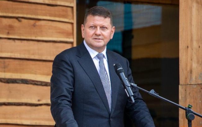 У класичному костюмі з українською символікою: Залужний з&rsquo;явився на сторінках Vogue (фото)