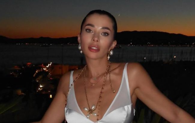 "Міс Україна Всесвіт" підкорила Канни елегантним образом у шовковій білій сукні (фото)