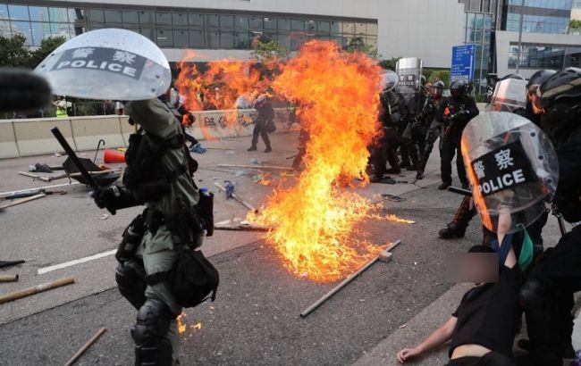 В Гонконге полиция применила огнестрельное оружие против протестующих