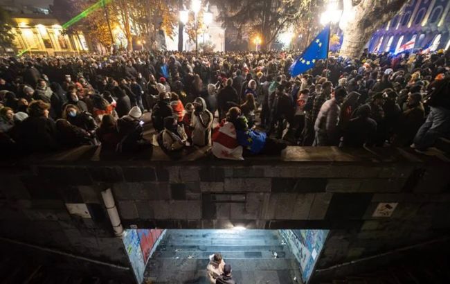 У центрі Тбілісі знову протести, людей атакують "тітушки"