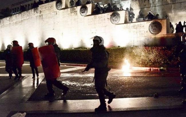 В Афинах полиция применила против протестующих слезоточивый газ