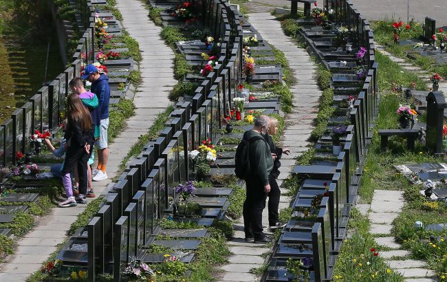 На Проводы никаких слез? Чем Радоница отличается от поминальных суббот - ответ священника