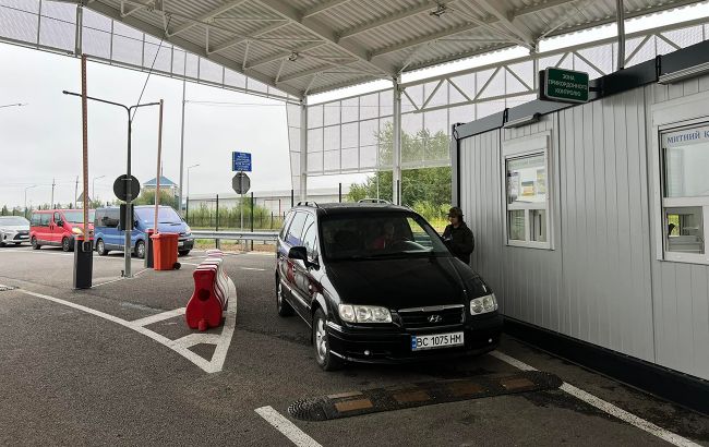 Выдают себя за студентов. Скольким людям отказывают в выезде из Украины: ответ ГПСУ