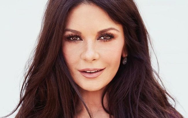 Словно сестры:  49-летняя Кэтрин Зета-Джонс в компании дочери посетила показ Fendi в Риме