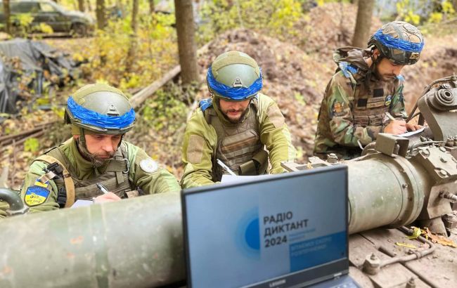 Українські бійці показали, як писали радіодиктант у Курській області (фото)