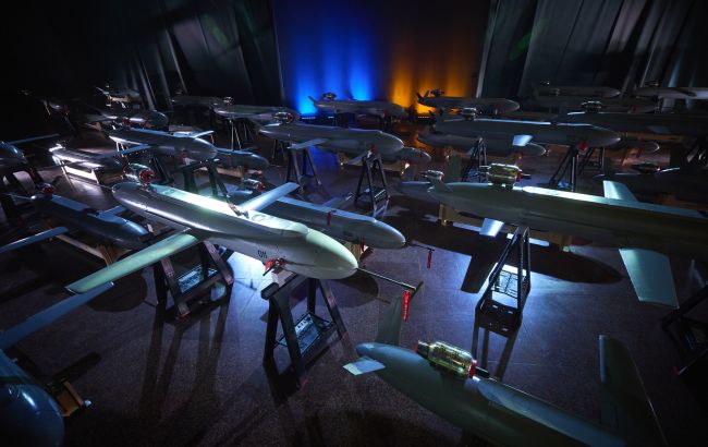 Численні вибухи та пожежа: в Донецьку уражено склад боєприпасів росіян (відео)