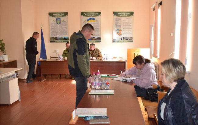 Чи можна забронювати працівника після вручення повістки: пояснення юриста