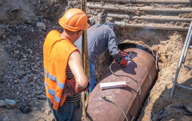 У Києві з труб б&rsquo;ють фонтани: комунальники виявили сотні пошкоджень тепломереж