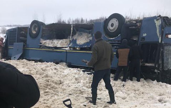 В России перевернулся автобус с детьми, есть погибшие
