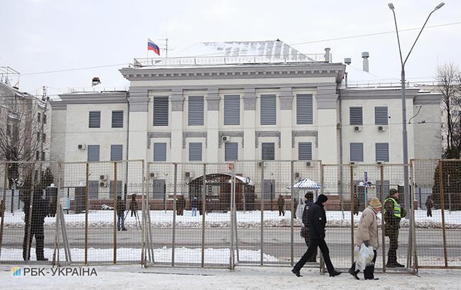 Российские дипломаты, объявленные персонами нон грата, покинули Украину