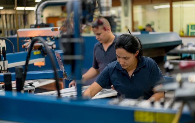Зарплати, лікарняні та відпустки. Що треба знати про умови роботи в Німеччині