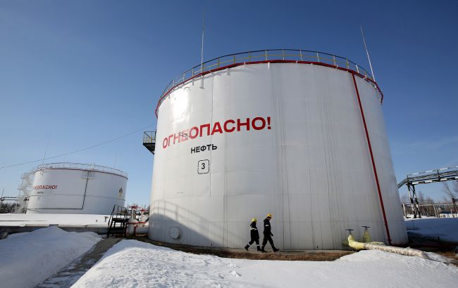 Приморск потерял почти половину нефтехранилищ: Reuters показало последствия атак на порты РФ