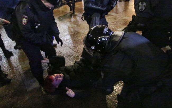 Бьют ногами и дубинками: у "Матросской тишины" жесткие задержания