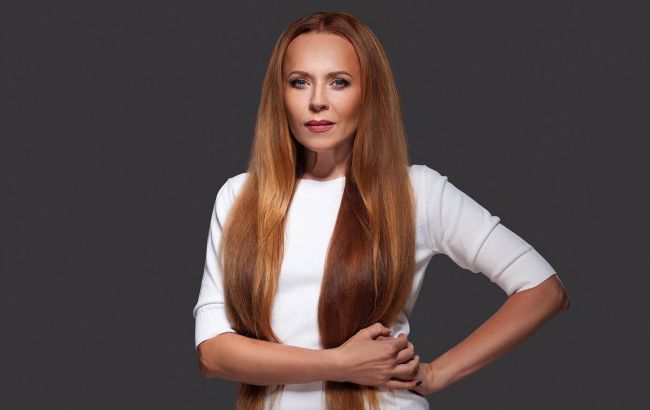 Популярная ТВ-ведущая раскрыла ритуалы ухода за рыжими волосами: укладка держится до пяти дней