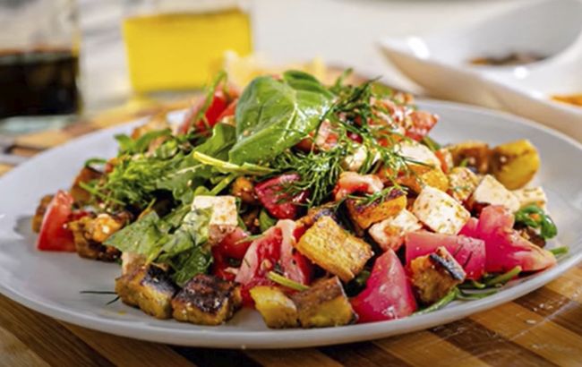 Теплий салат з баклажанами до новорічного столу: швидкий і смачний рецепт