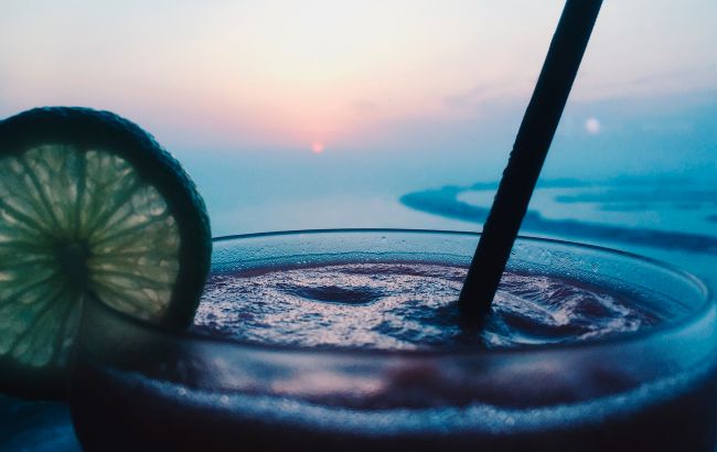 Названо напої, які краще ніколи не замовляти у літаку: причина вас здивує