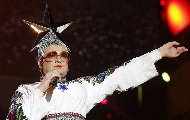 Вєрка Сердючка в білих колготках покаталася на банані (фото)