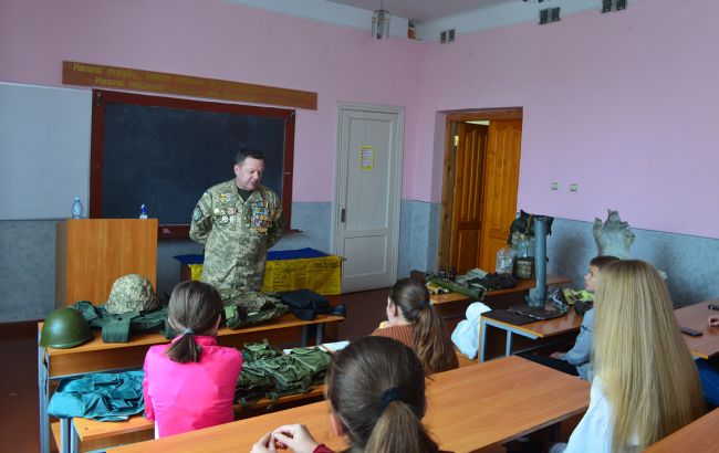 "У кожній школі має бути ветеран": що може змінитись для учнів в Україні