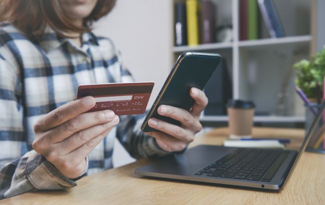 Фальшивая реклама. В Польше предупреждают о новом мошенничестве с банковскими картами