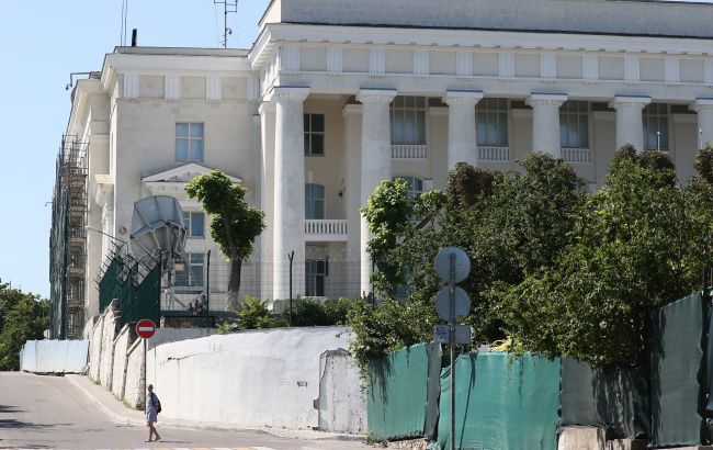 У мережі показали момент "прильоту" по штабу росіян у Севастополі (відео)