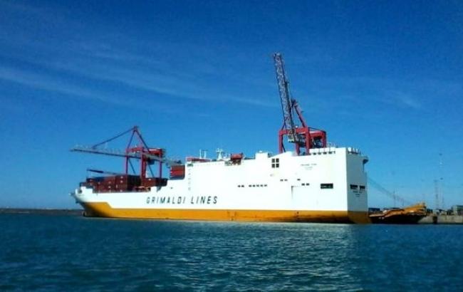 В Британии спецназ штурмовал захваченное беженцами судно