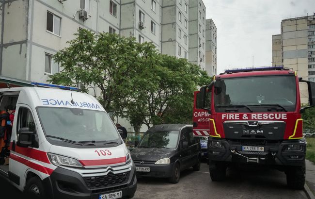 "Крик зі стіни": у Києві чоловік застряг у вентиляції між поверхами будинку (фото, відео)