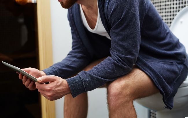 Лікар розповів, чому ніколи не варто брати телефон у туалет