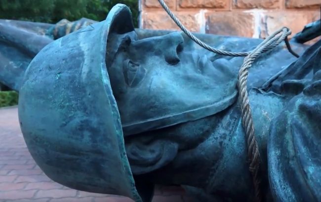 В центре Черновцов снесли памятник красноармейцу (видео)