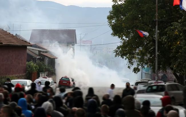 На севере Косово столкновения, полиция применила слезоточивый газ