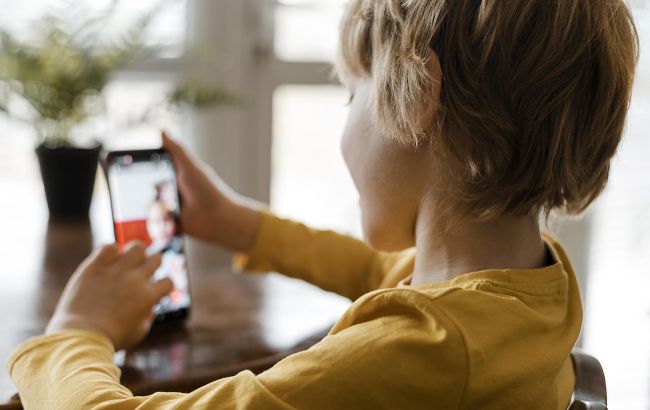 Чи може вчитель забирати в учня телефон на уроці: точна відповідь