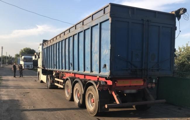 В Черкасской области задержали две фуры со львовским мусором