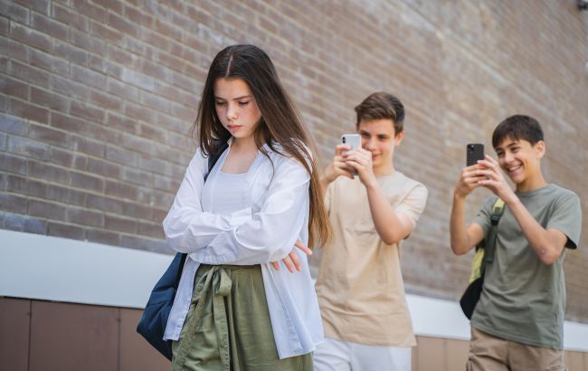 Як батькам вчасно розпізнати, що дитину ображають в школі: чіткі ознаки булінгу