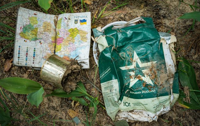 Украинские пограничники показали распаковку набора гумпомощи для оккупантов