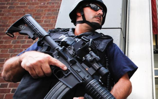 В Лондоне неизвестный взял женщину в заложники в ресторане