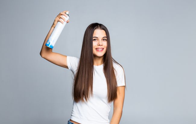 Не по назначению: эти способы использования лака для волос вас точно удивят!