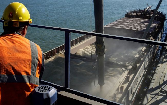 Россия вывозит украинское зерно в Иран, - ЦНС