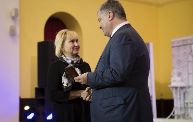 Порошенко отметил орденом Романа Сущенко