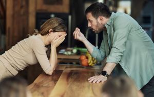 Почему вы притягиваете абьюзеров? Психолог назвала скрытый признак "жертвы"