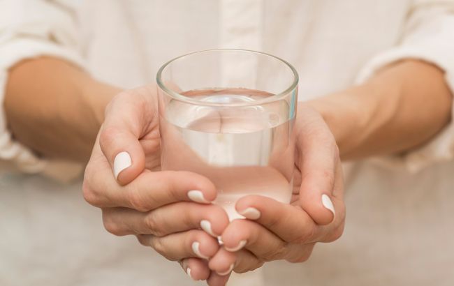 Як правильно зберігати та використовувати освячену воду: що з нею робити не можна