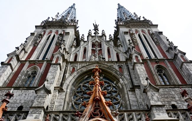 На стінах цвіте грибок. У Києві досі не розпочали реставрацію костелу Святого Миколая, який палав 2 роки тому (відео)