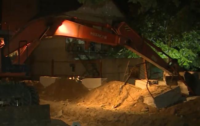 Конфликт на Святошино: активисты сносят ограждения с помощью экскаватора