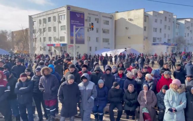 Протести в Казахстані: у містах знімають таблички з ім'ям Назарбаєва