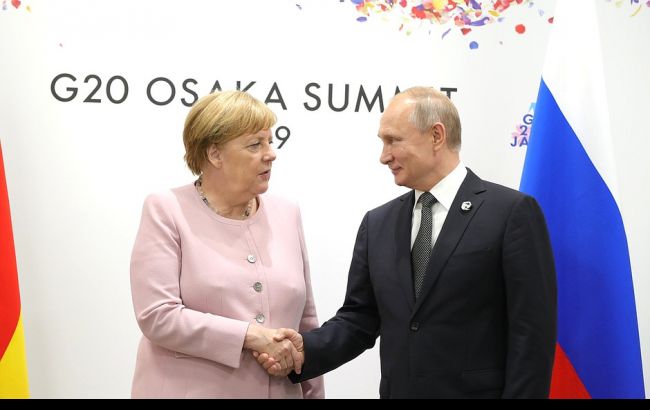 Путин и Меркель договорились продолжить работу в нормандском формате