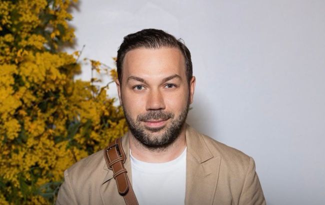 Кльош, "підкови" і вишивка: Андре Тан назвав трендові джинси, які мають бути в гардеробі кожної модниці