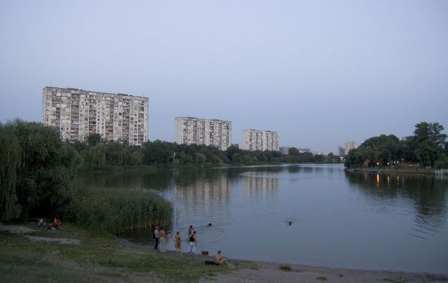 "Таке клювання це рідкість": у Києві з озера виловили гігантську рибу (фото)