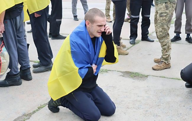 "Я - незламний": ДПСУ показала перші кадри зі звільненими з полону українцями