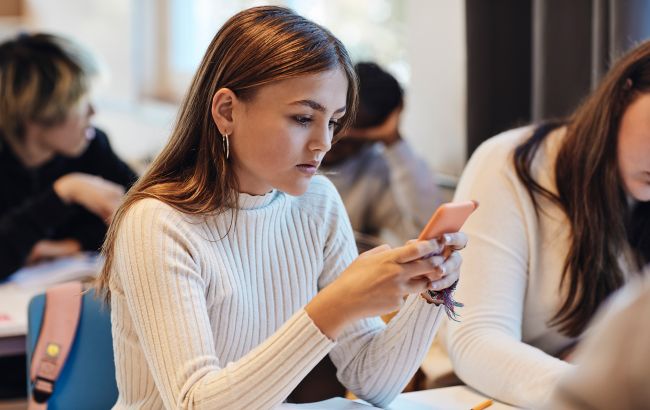 Чому вчителі не можуть забороняти дітям користуватися телефонами: роз&rsquo;яснення омбудсмена