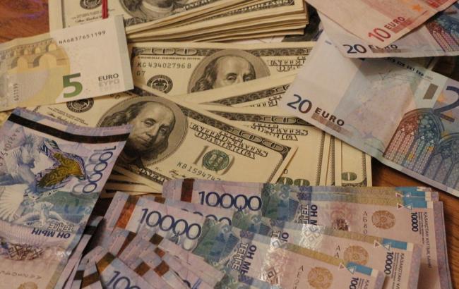 В Астане из-за меняющегося курса тенге закрываются обменники