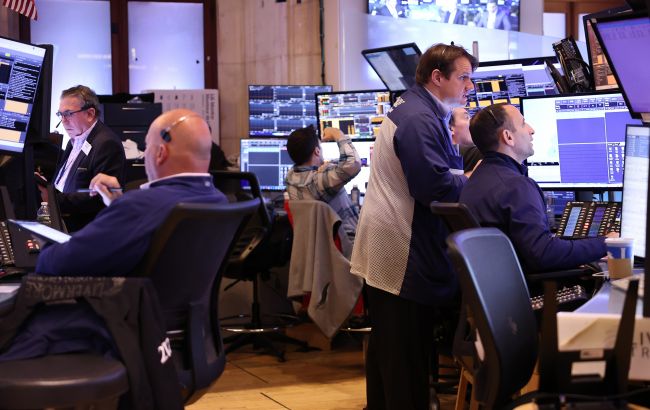 Мита Трампа обвалили світові ринки, піднявши золото до рекордного максимуму